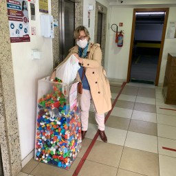 Campanha de tampinhas plásticas e lacres de latinhas